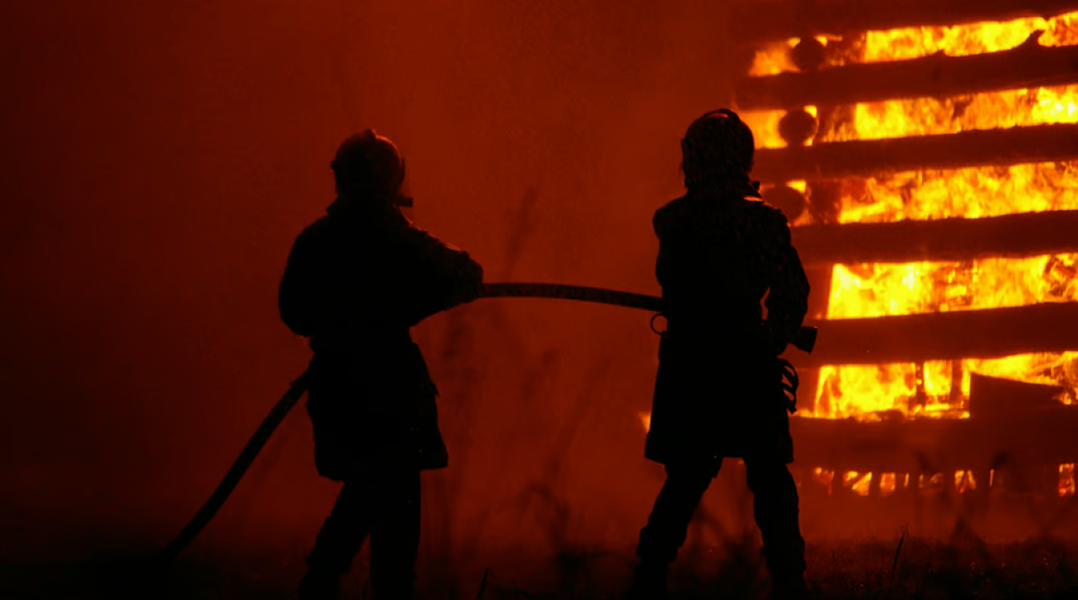 दिल्ली मेट्रो आवास में भीषण आग, एक ही परिवार के 3 लोगों की दर्दनाक मौत