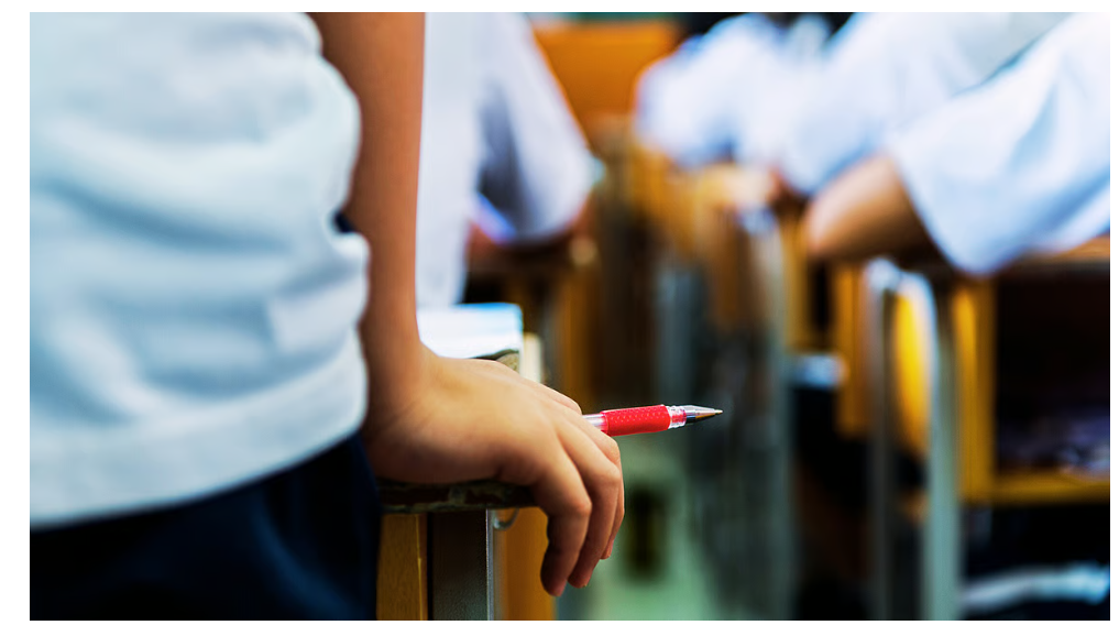 बाप फीस नहीं दे सका तो बेटे की परीक्षा क्लास के फर्श पर बैठकर देनी पड़ी