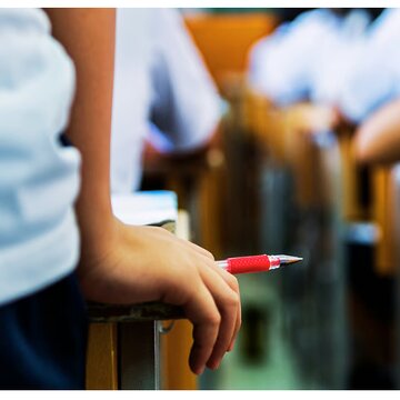 बाप फीस नहीं दे सका तो बेटे की परीक्षा क्लास के फर्श पर बैठकर देनी पड़ी