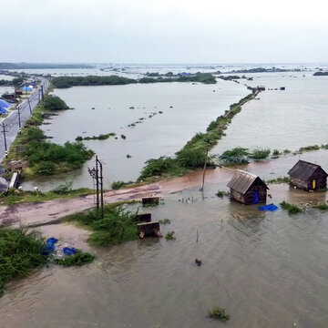 चक्रवात ‘दित्वाह’ का तमिलनाडु–पुडुचेरी में व्यापक असर, कई जिलों में अलर्ट; राहत के लिए NDRF टीमें तैनात