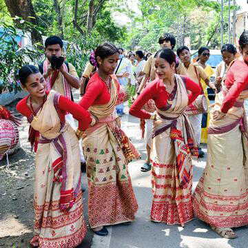असम में चुनाव के बीच रंगीली बिहू का उत्साह, संस्कृति और लोकतंत्र का संगम