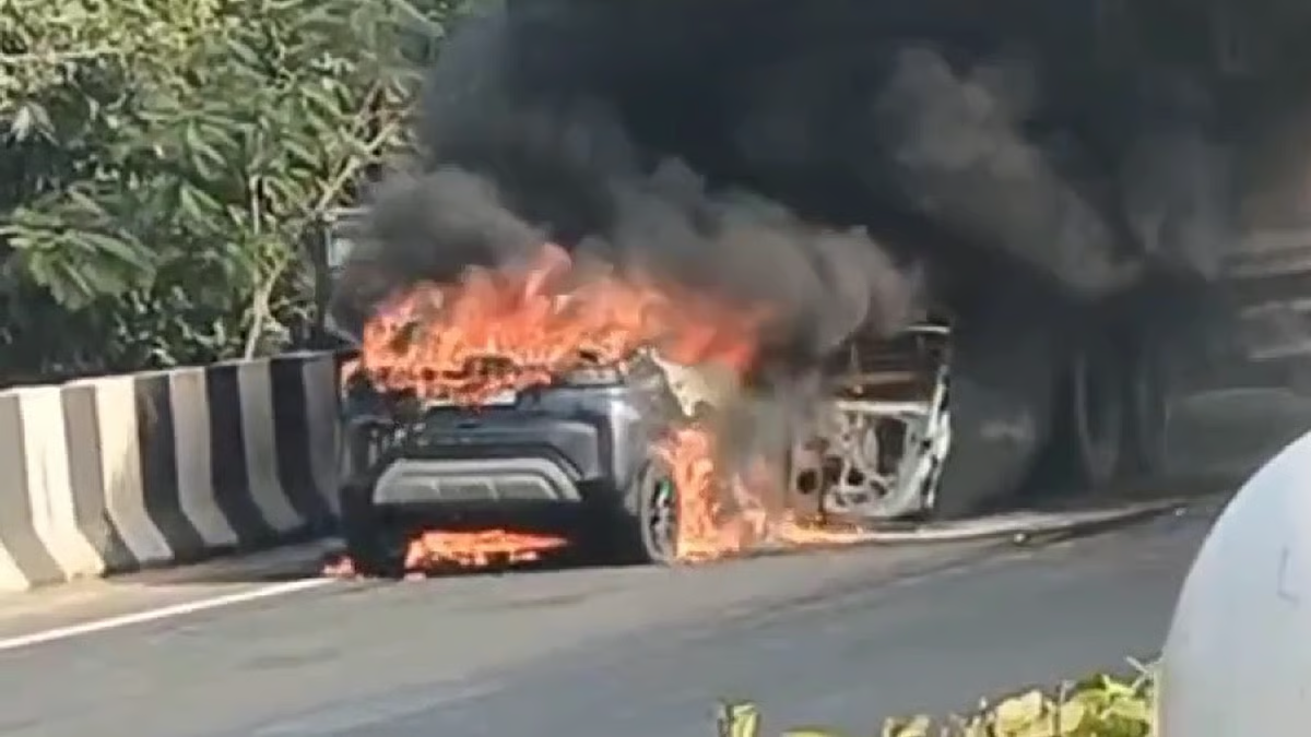 बर्धमान में 19 नंबर राष्ट्रीय सड़क पर हादसा, गाड़ी धधक उठी