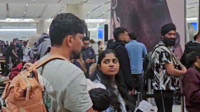 अबू धाबी एयरपोर्ट पर सैकड़ों भारतीयों सहित हजारों यात्री फंसेः ईरानी हमलों के बाद हवाई क्षेत्र बंद, सभी उड़ानें रद्द