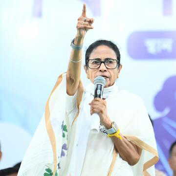 तृणमूल प्रत्याशी के घर पर छापा डलवा रही है एक बेशर्म, डरपोक पार्टी : ममता बनर्जी का तीखा हमला