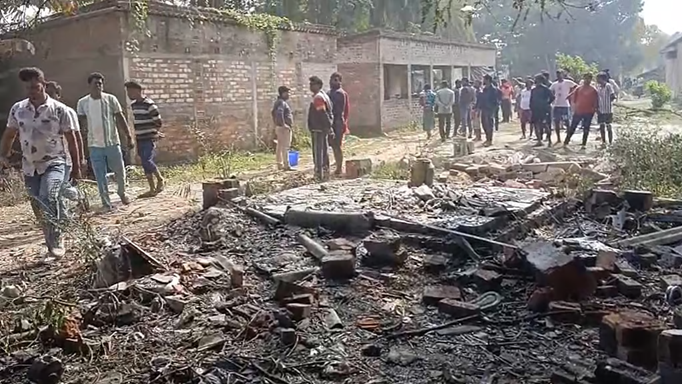 चम्पाहाटी में पटाखों के कारखाने में तेज विस्फोट, 4 झुलसे