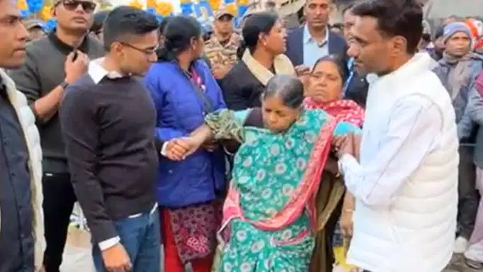 सेवाश्रय शिविर जाने के दौरान बीमार वृद्धा को देखकर रुके अभिषेक बनर्जी, बुलाया पुलिस को और कहा...