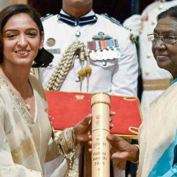 रोहित शर्मा-हरमनप्रीत कौर को मिला पद्मश्री अवॉर्ड, खेल क्षेत्र में इन्हें भी मिला यह सम्मान
