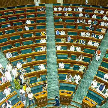 महिला आरक्षण से जुड़े 3 विधेयकों पर संसद में जोरदार बहस और राजनीतिक टकराव, शुक्रवार शाम 4 बजे फैसला