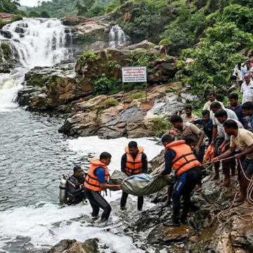 सेल्फी लेने के दौरान दर्दनाक हादसा, आंध्र प्रदेश के झरने में बहकर तीन किशोरियों की मौत