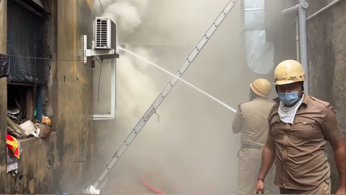 लालबाजार के पास गोदाम में धधक रही है आग, दमकल के 8 इंजन मौके पर मौजूद