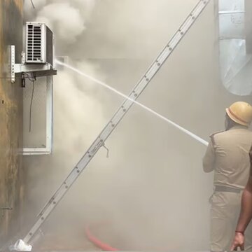 लालबाजार के पास गोदाम में धधक रही है आग, दमकल के 8 इंजन मौके पर मौजूद