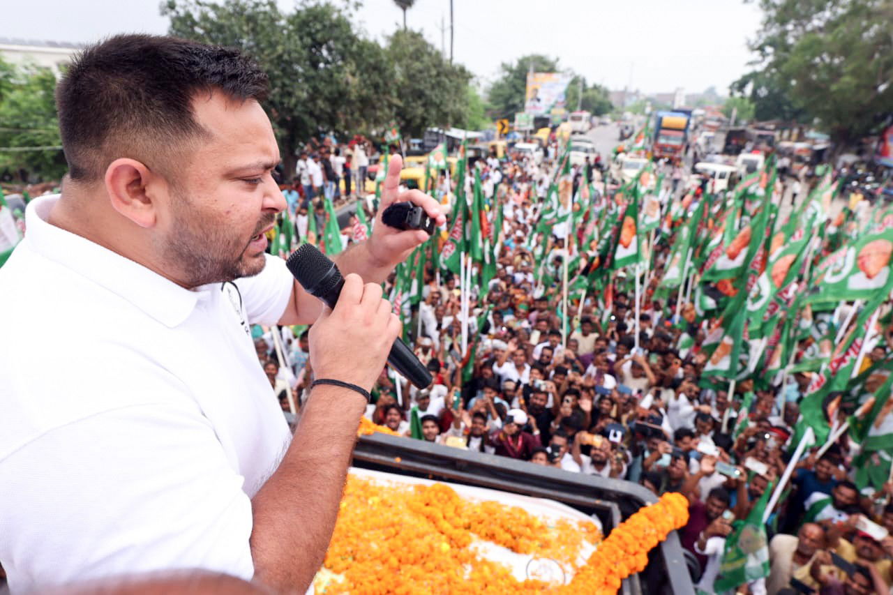 तेजस्वी यादव ने उछाला स्थानीयता का मुद्दा, मोदी किया तीखा वार, पूछा-'गुजरात में फैक्ट्री और बिहार में विक्ट्री?’