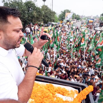 तेजस्वी यादव ने उछाला स्थानीयता का मुद्दा, मोदी किया तीखा वार, पूछा-'गुजरात में फैक्ट्री और बिहार में विक्ट्री?’