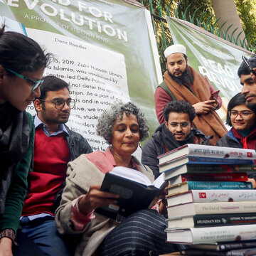 अरुंधति रॉय की किताब की बिक्री रोकने की याचिका सुप्रीम कोर्ट में खारिज, कवर पर उन्हें बीड़ी पीते दिखाया गया है