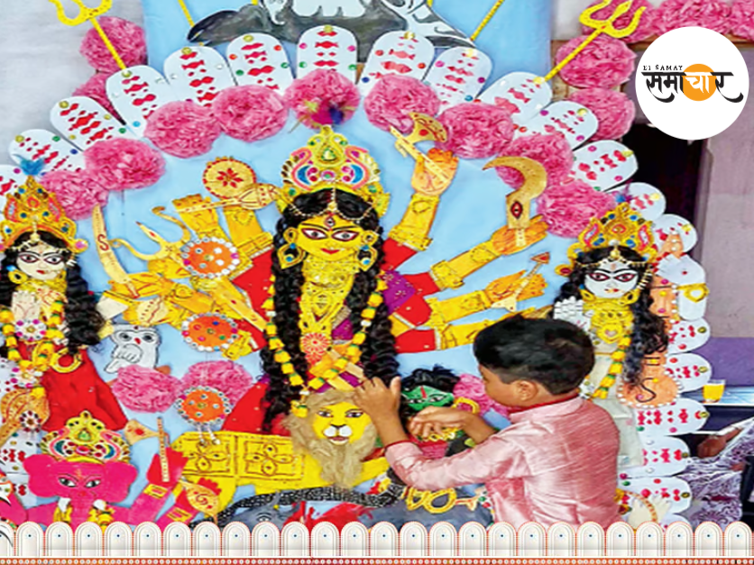 बर्दवान के प्राथमिक स्कूल के दो छात्रों ने कागज के बक्सों से बनाई मां दुर्गा की मूर्ति