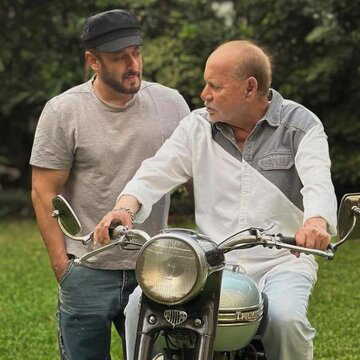 सलीम खान की अचानक बिगड़ी तबीयत! पिता से मिलने अस्पताल पहुंचे सलमान-अरबाज खान, वीडियो वायरल