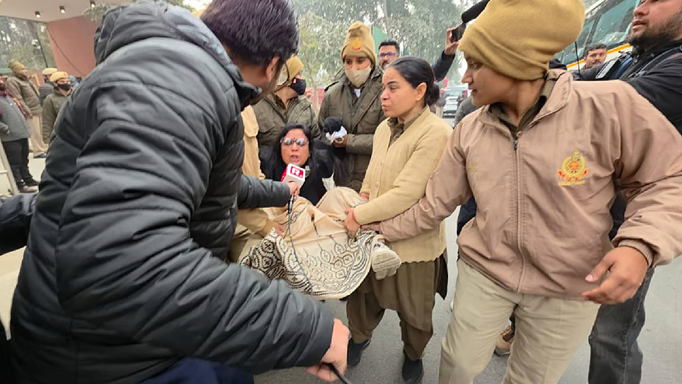गृह मंत्रालय के सामने धरना देने पहुंचे तृणमूल सांसदों को दिल्ली पुलिस ने खींचकर हटाया, लिया हिरासत में