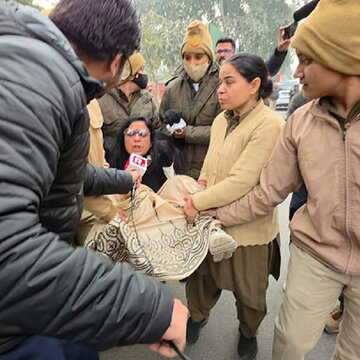 गृह मंत्रालय के सामने धरना देने पहुंचे तृणमूल सांसदों को दिल्ली पुलिस ने खींचकर हटाया, लिया हिरासत में