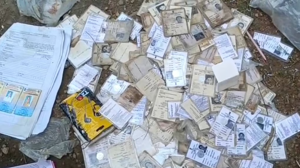 नदिया में युवक के पास से असम का डिजिटल कार्ड समेत सैंकड़ों वोटर कार्ड से भरा बैग बरामद, चर्चाएं तेज
