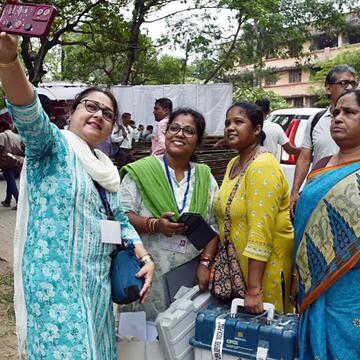 पिछली बार के मुकाबले मतदाताओं की संख्या घटी लेकिन मतदान करने वालों में हुआ इजाफा