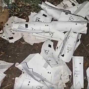 मतगणना से एक रात पहले नोआपाड़ा में सड़क पर बिखरी पड़ी वीवीपैट पर्चियां!