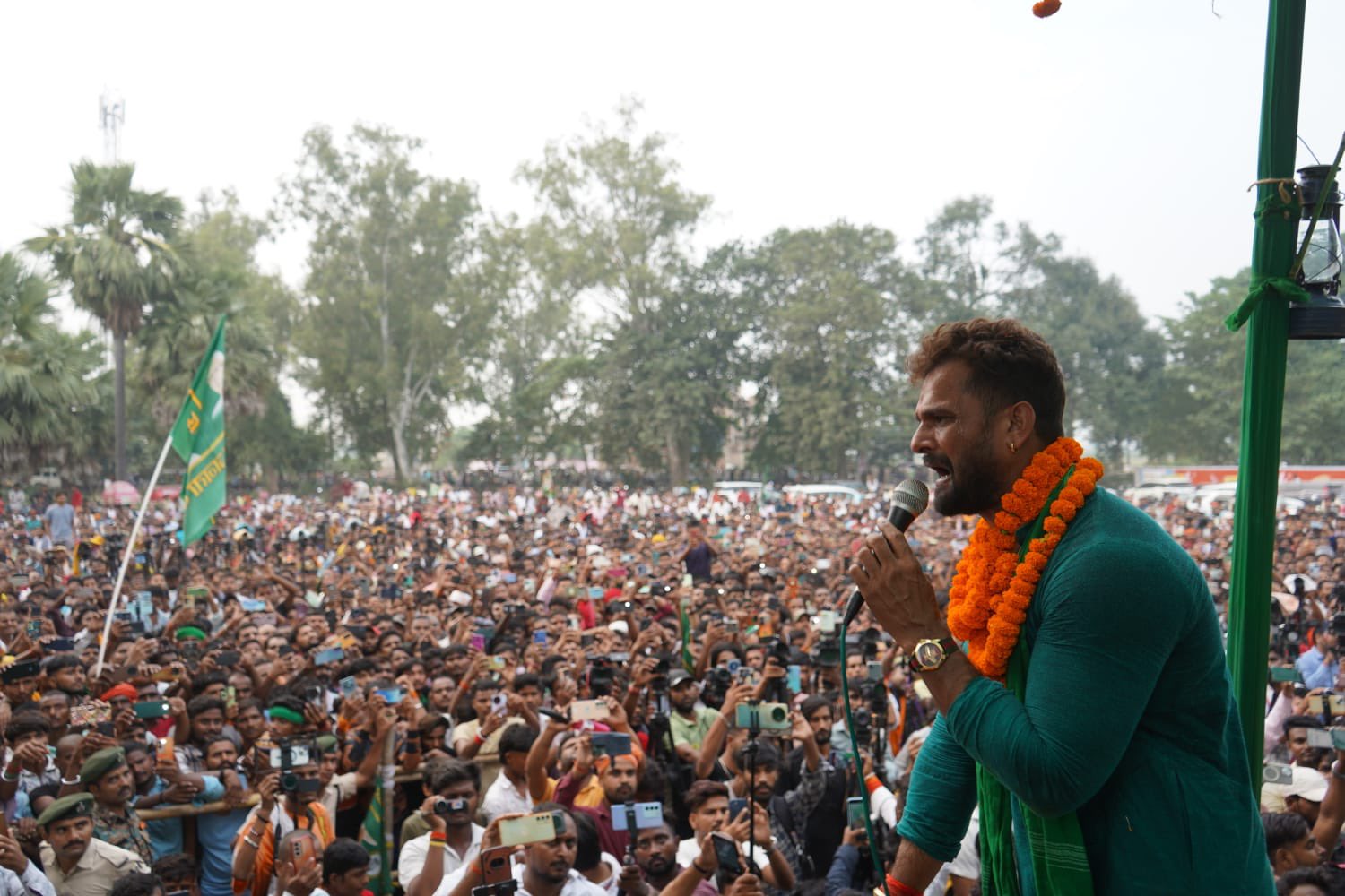 लालू की विरासत बनाम खेसारी का स्टारडम, क्या बदल जाएगी बिहार की राजनीति की पटकथा?