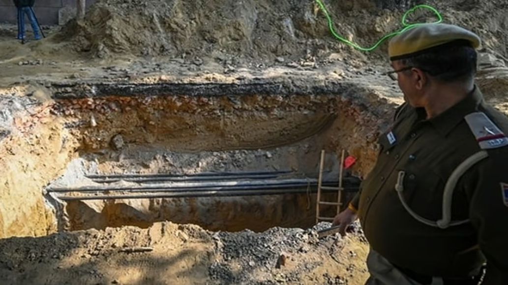 दिल्ली जैसी घटना की दोहराव केरल में, सड़क पर खोदे गए गड्ढे में गिरकर युवक की मौत