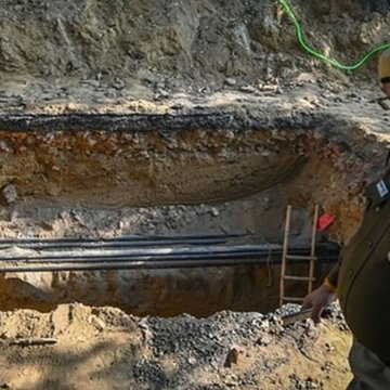 दिल्ली जैसी घटना की दोहराव केरल में, सड़क पर खोदे गए गड्ढे में गिरकर युवक की मौत