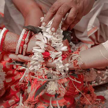 बंगाल में हैरान कर देने वाली घटना, पति ने किसी गैर से कराई अपनी ही पत्नी की शादी, जांच में जुटी पुलिस