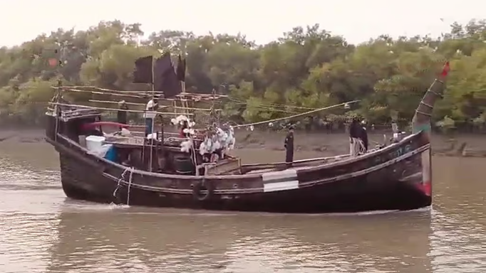 भारतीय जलक्षेत्र में घुसे ट्रॉलर से 35 बांग्लादेशी मछुआरे गिरफ्तार, अदालत में पेश