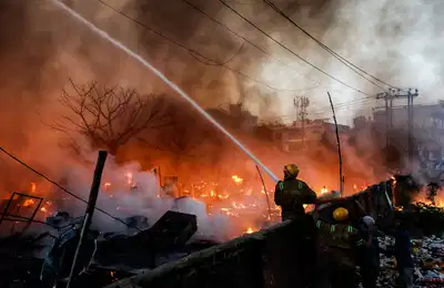 हावड़ा ब्रिज के पास लगी आग, मौके पर दमकल की 7 इंजन