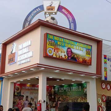 पुस्तक मेले में IFA का स्टॉल बना फुटबॉल प्रेमियों का केंद्र मोहन बागान की ऐतिहासिक शील्ड ने खींचा दर्शकों का ध्यान