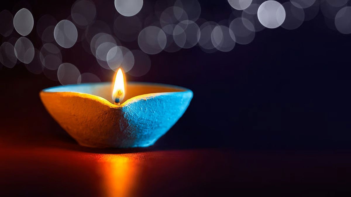 दीपावली में घर के इस तरफ दीपक जलाना अशुभ माना जाता है, लक्ष्मी के बजाय अशुभता घर में आ जाएगी