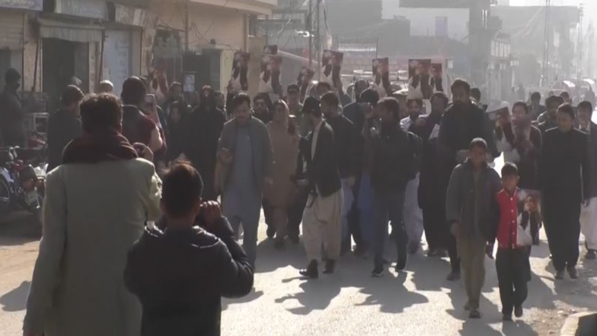 इमरान खान की बहनों को जेल में मिलने से रोका गया, बाहर धरना और प्रार्थना