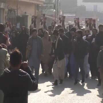 इमरान खान की बहनों को जेल में मिलने से रोका गया, बाहर धरना और प्रार्थना