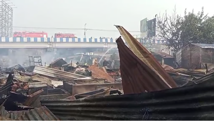 विराटी स्टेशन के पास बाजार में लगी भयावह आग, 200 दुकानें जलकर राख