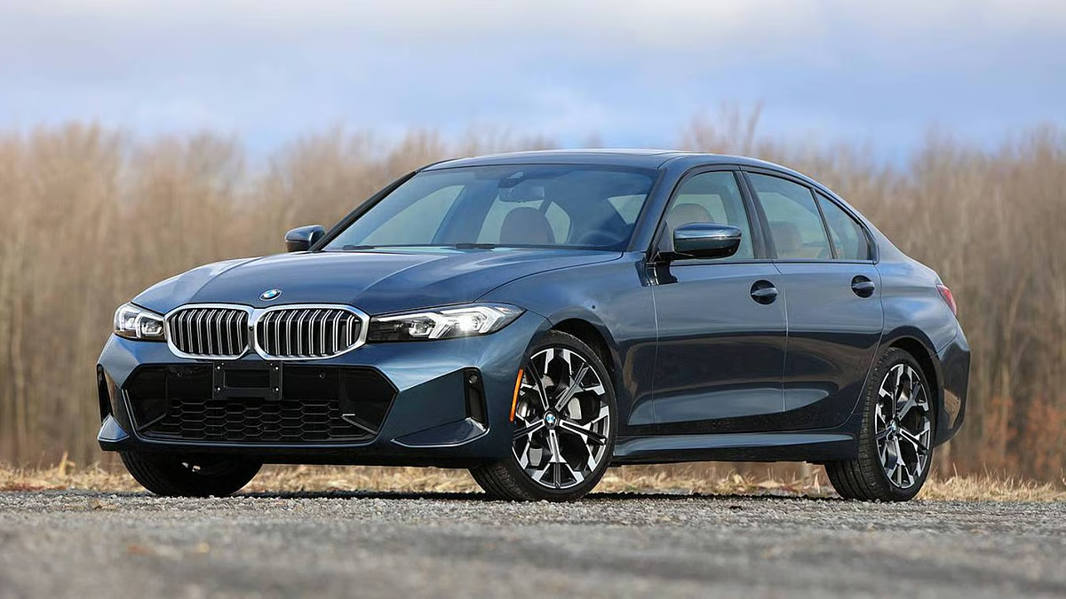 BMW ने घर के बाहर कार पार्किंग की दी सलाह, वजह जानकर हैरान रह जाएंगे