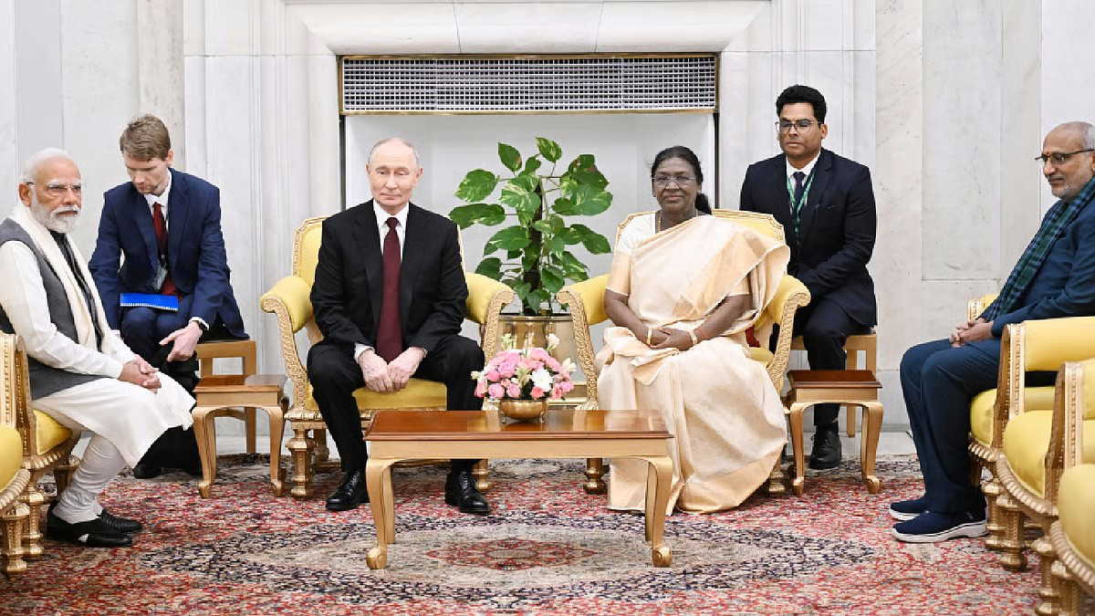 राष्ट्रपति द्रौपदी मुर्मू के रात्रिभोज के बाद रूस के लिए निकले पुतिन, प्लेन के अंदर जाने से पहले किया बाय