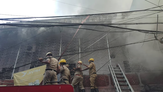 बड़ा बाजार में लगी भयानक आग की लपटें छू रही हैं आसमान, मौके पर पहुंची दमकल की 21 इंजन