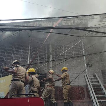 बड़ा बाजार में लगी भयानक आग की लपटें छू रही हैं आसमान, मौके पर पहुंची दमकल की 21 इंजन