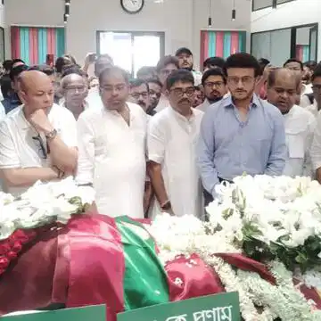 मोहन बागान क्लब पहुंचकर सौरव गांगुली ने टुटू बोस के पार्थिव शरीर पर माल्यार्पण कर श्रद्धांजलि अर्पित की।
