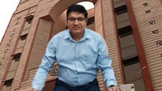WBCHSE के अध्यक्ष पद से हटाए गए चिरंजीव भट्टाचार्य, किसे मिली जिम्मेदारी?