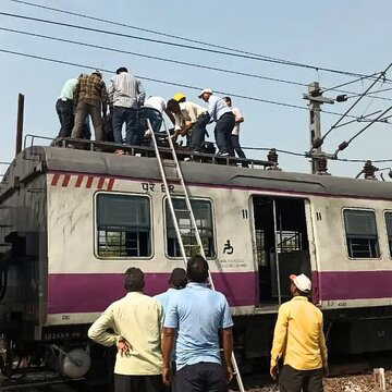 तारकेश्वर-हावड़ा लोकल की पैंटोग्राफ टूटने से 2 घंटे तक ट्रेन सेवा बाधित