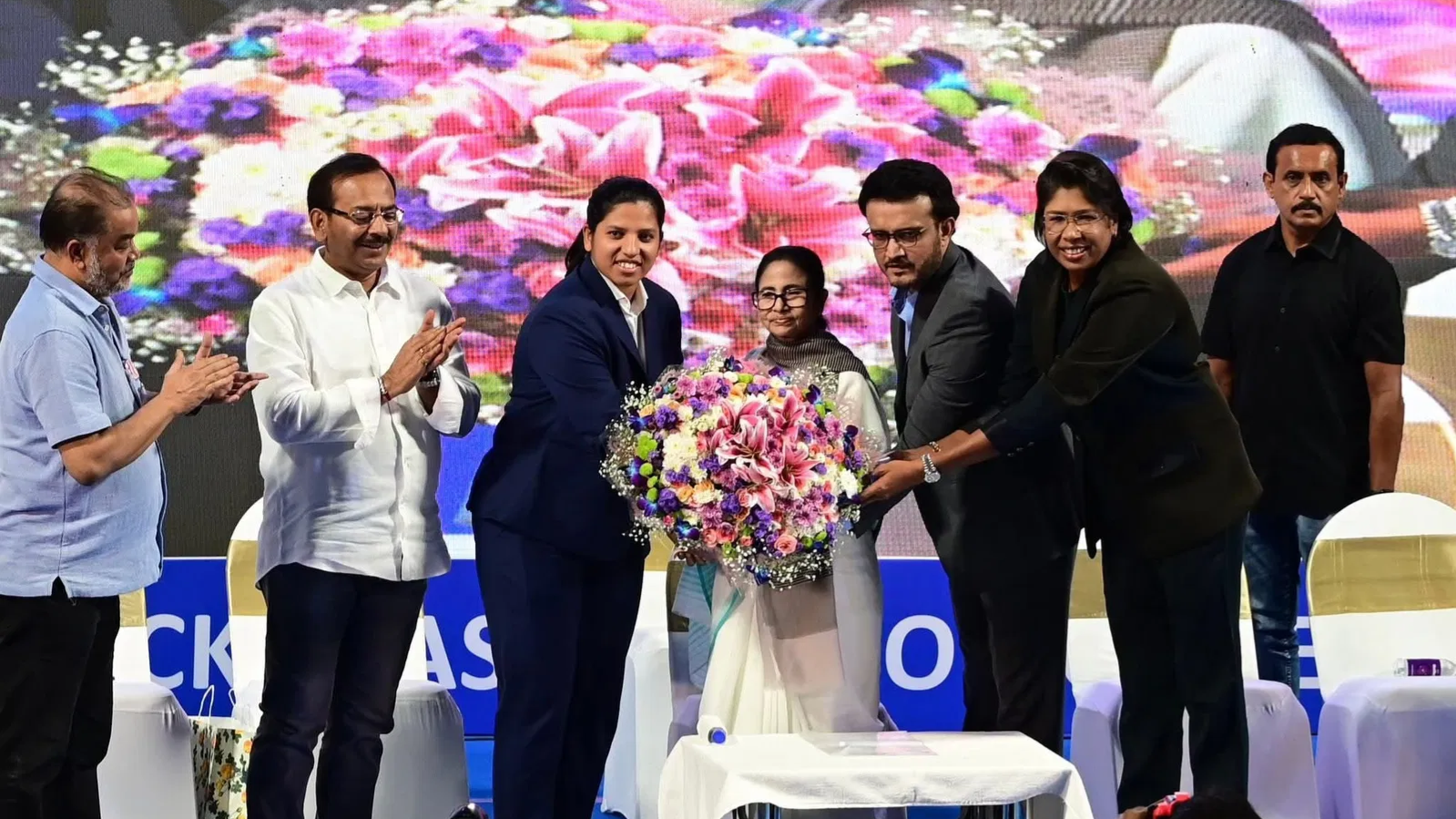 ऋचा घोष के सम्मान में आयोजित हुआ शानदार समारोह, प्रदान की गयी 'बंगभूषण' उपाधि