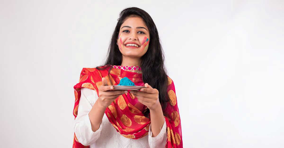 होली से पहले घर में लाएं ये 7 चीज़ें, खुद मां लक्ष्मी कदम रखेंगी आपके घर में