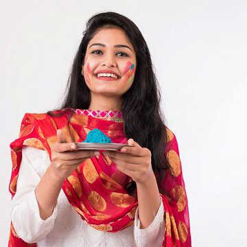 होली से पहले घर में लाएं ये 7 चीज़ें, खुद मां लक्ष्मी कदम रखेंगी आपके घर में