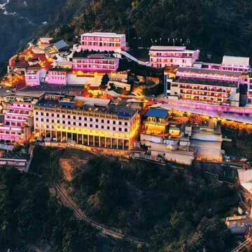 भीड़ बेकाबू! खतरे की आशंका के चलते वैष्णो देवी की रजिस्ट्रेशन प्रक्रिया स्थगित, चेतावनी जारी