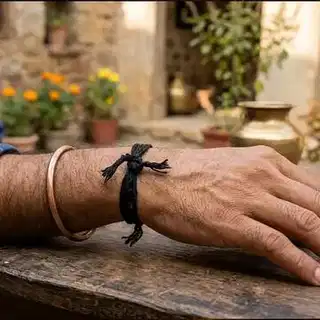 काले धागा बांधना, मेष-कर्क सहित 6 राशियों के लिए घोर अशुभ है, किसे शुभ फल देता है ? जानें प्रभाव।