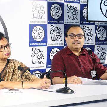 कोलकाता में मतदान के दौरान EVM पर उठा सवाल, चंद्रिमा भट्टाचार्य ने धीमी प्रक्रिया का लगाया आरोप