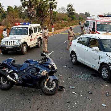 तेलंगाना महबूबनगर में सुपरबाइक और कार की भयंकर टक्कर, 5 की मौत